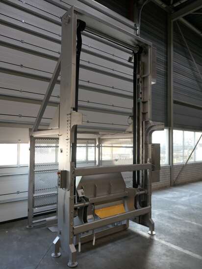 Lachnit lifter for pallet boxes